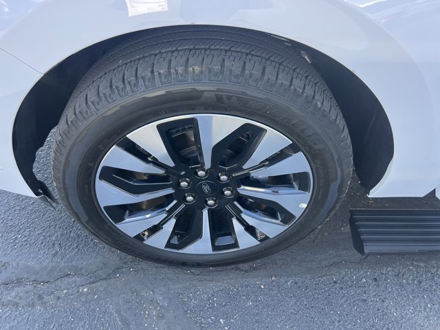 Certified 2025 Ford Expedition Platinum w/ Driver's Package image 17