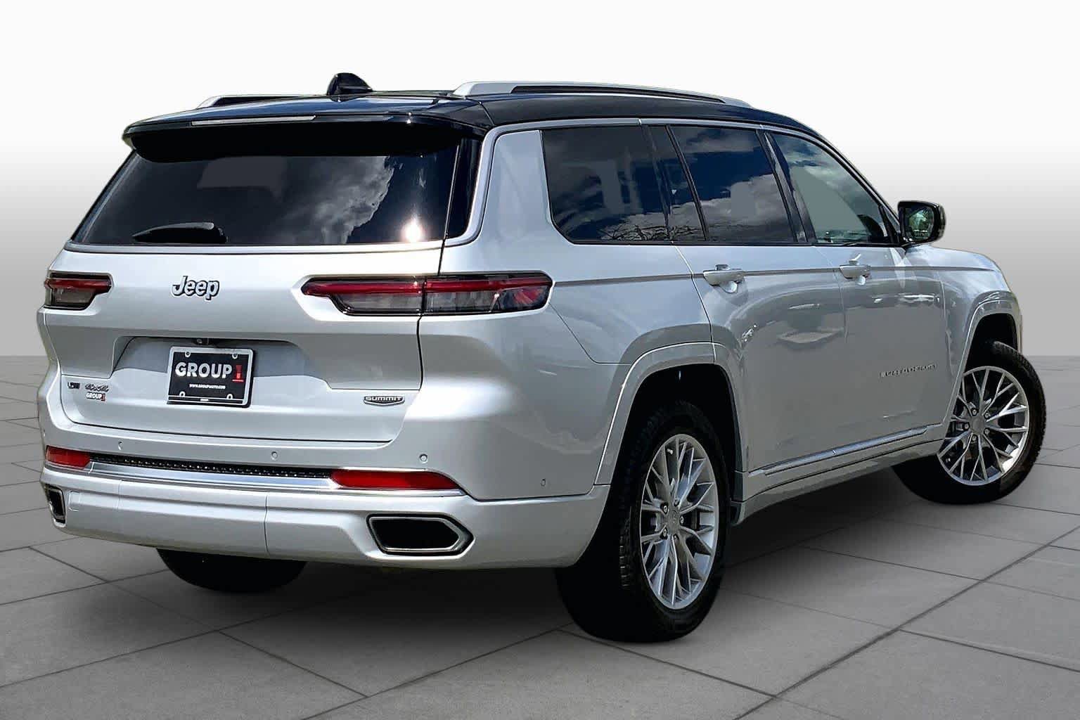 Used 2023 Jeep Grand Cherokee L Summit w/ Luxury Tech Group V AWD/4WD image 13