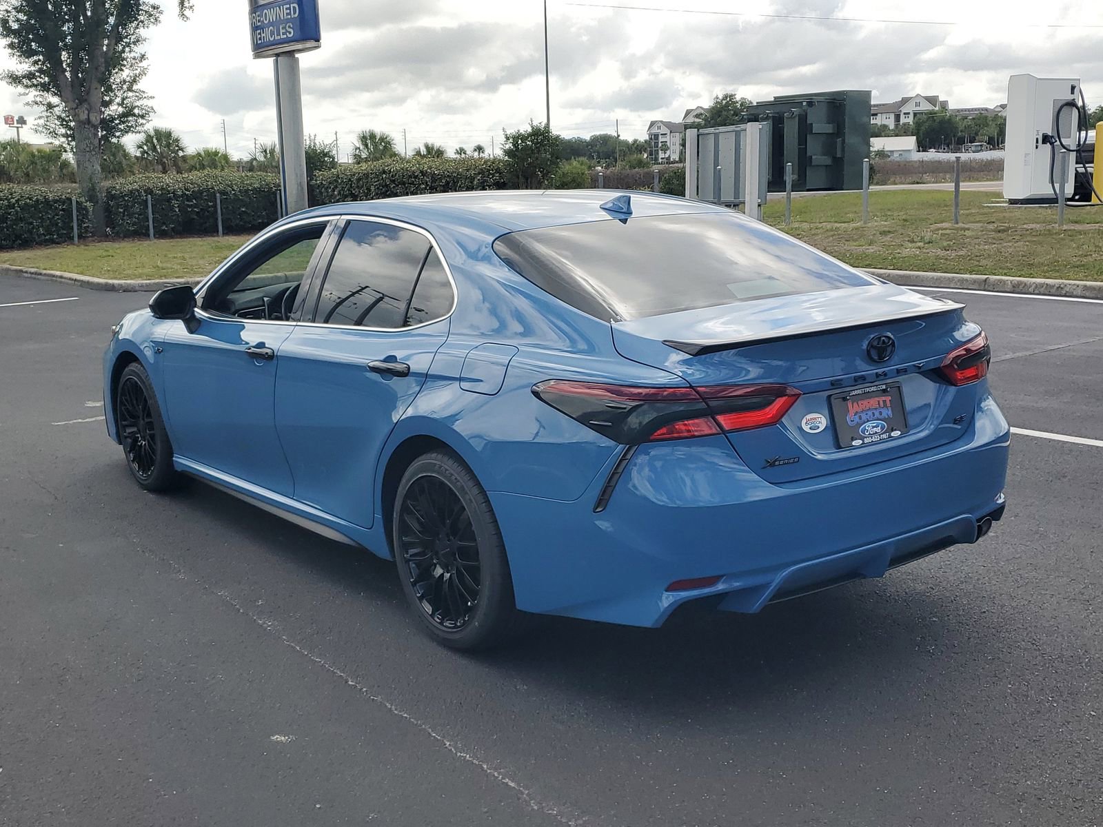 Used 2023 Toyota Camry SE FWD image 3