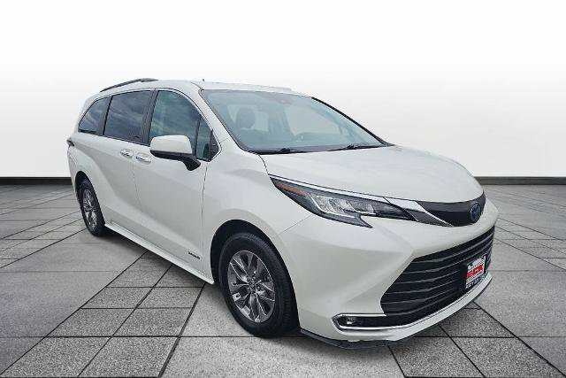 Used 2021 Toyota Sienna XLE w/ XLE Plus Package FWD image 3