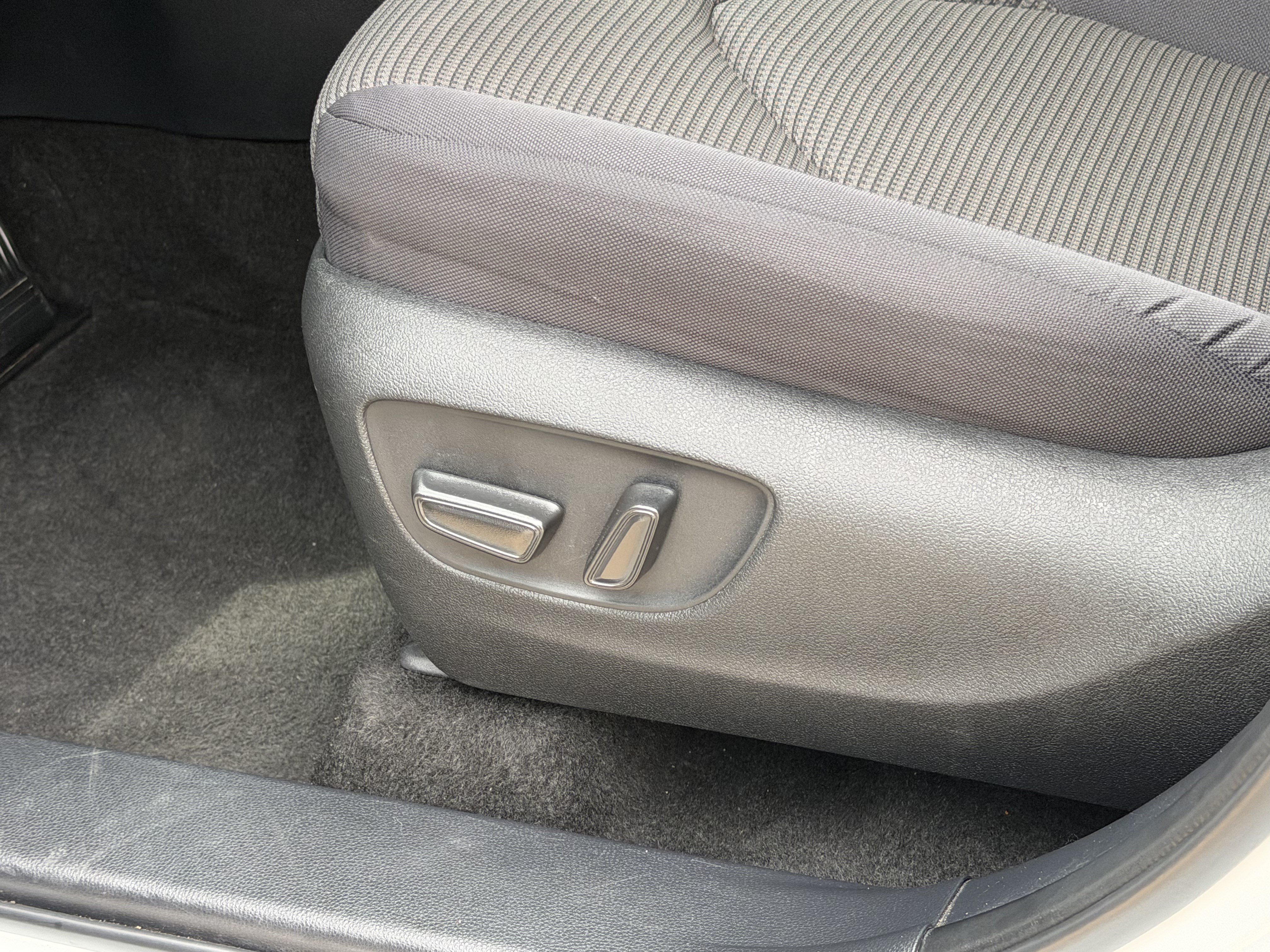 Used 2025 Toyota Highlander LE FWD image 18