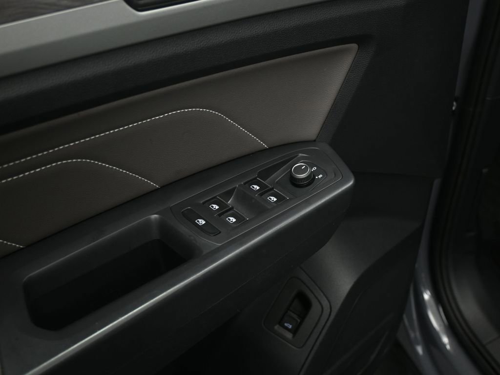 Used 2021 Volkswagen Atlas Cross Sport SE w/ Panoramic Sunroof Package image 35