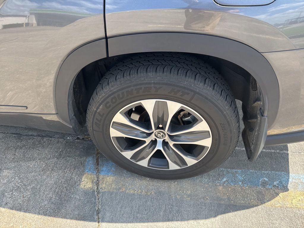 Used 2021 Toyota Highlander XLE image 19