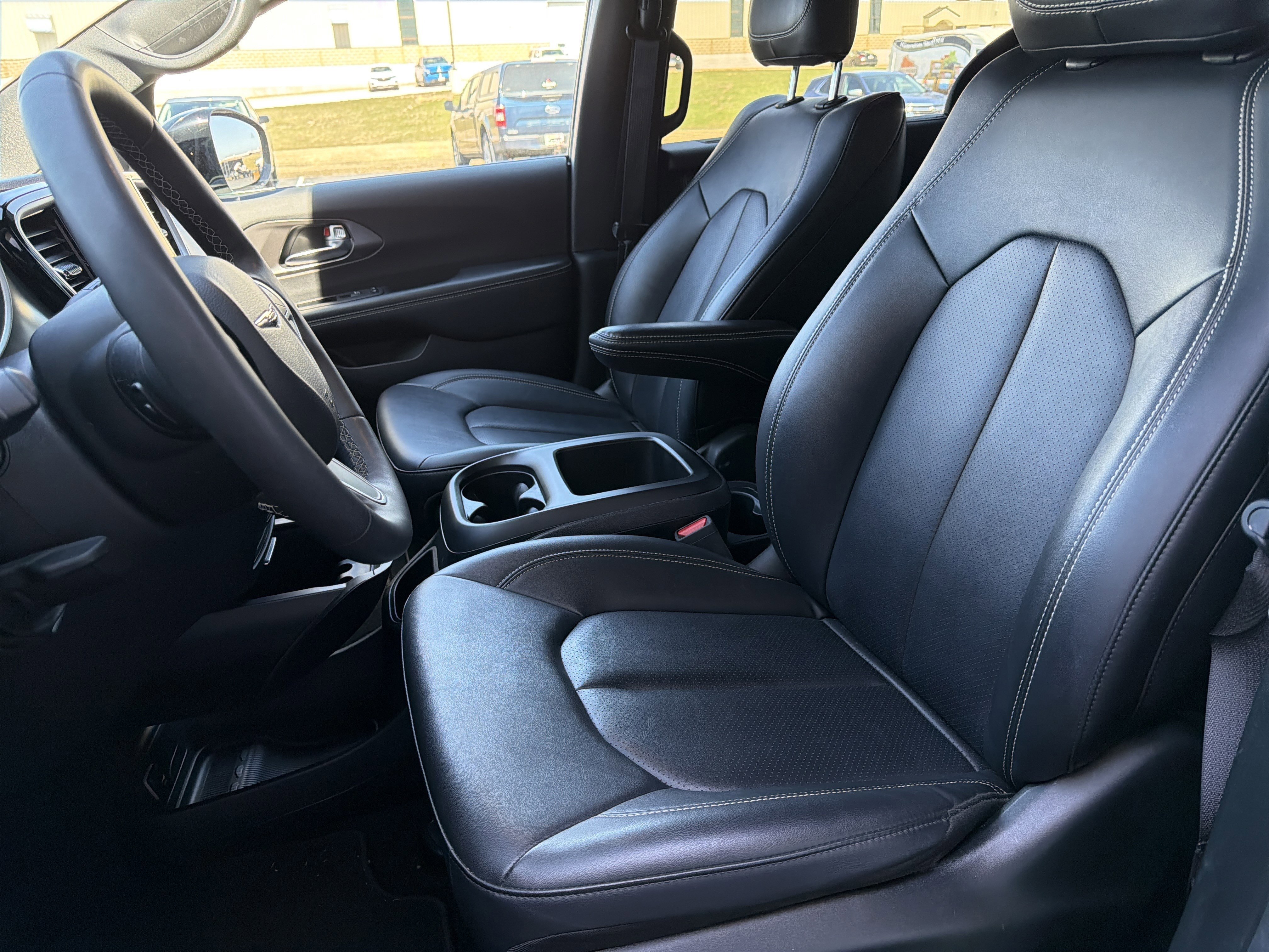 Used 2025 Chrysler Pacifica Select image 29