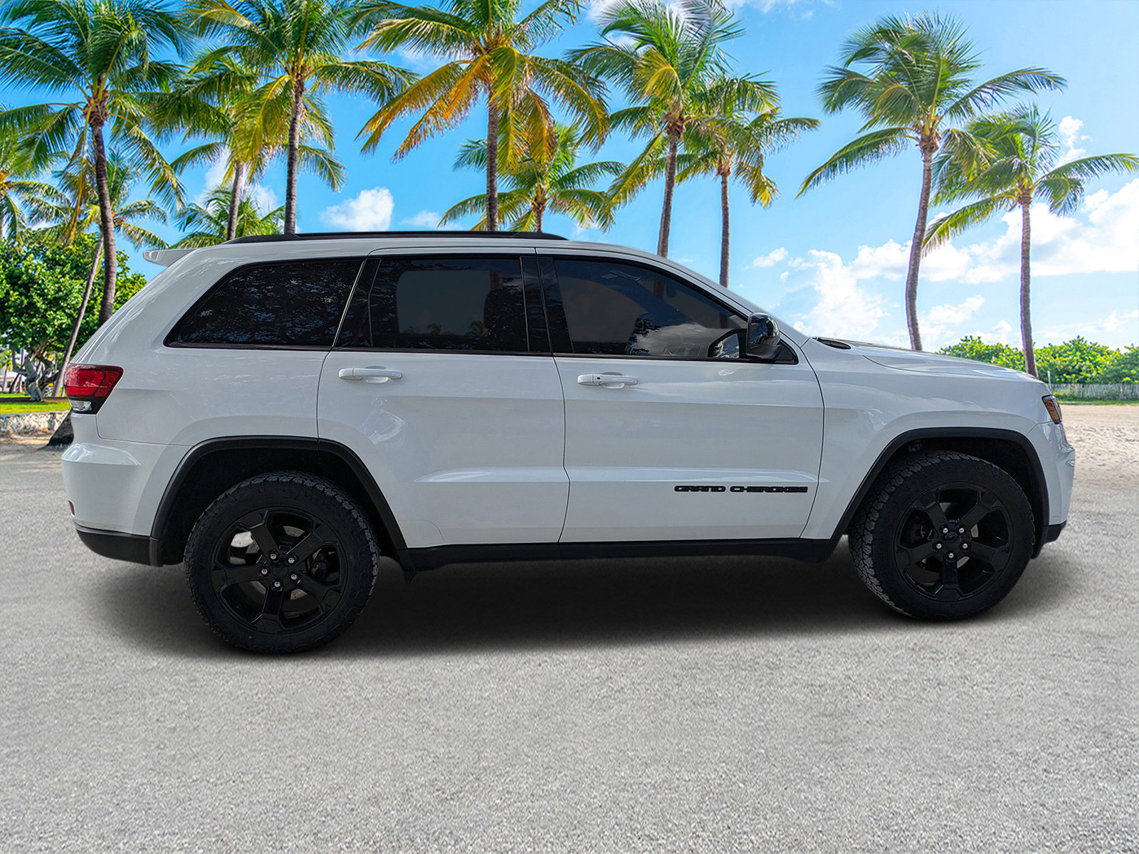 Used 2018 Jeep Grand Cherokee Laredo image 3