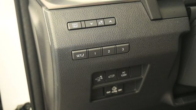 Used 2025 Lexus GX 550 w/ Accessory Package (2T) AWD/4WD image 12