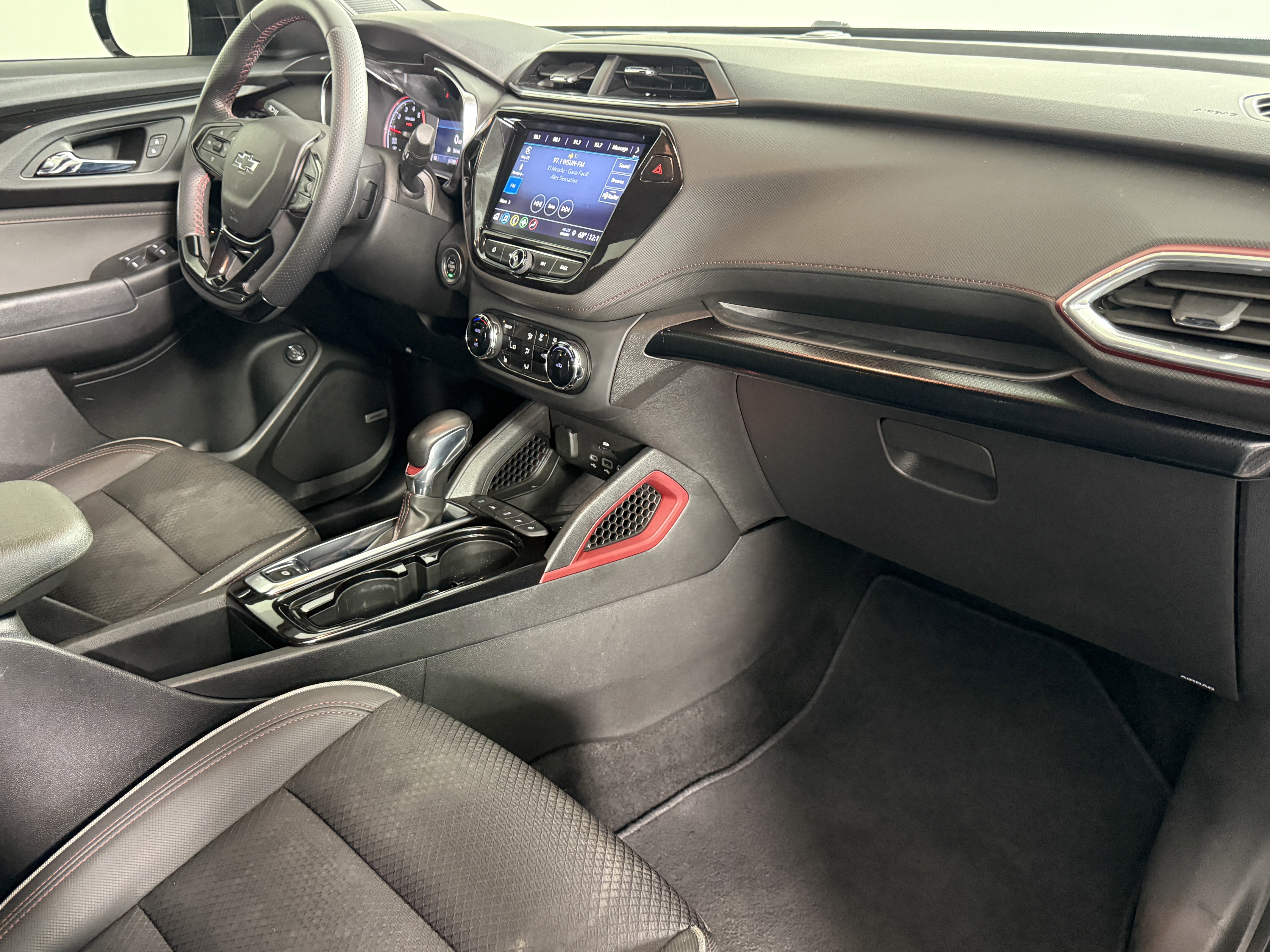 Used 2021 Chevrolet TrailBlazer RS w/ Sun and Liftgate Package image 9