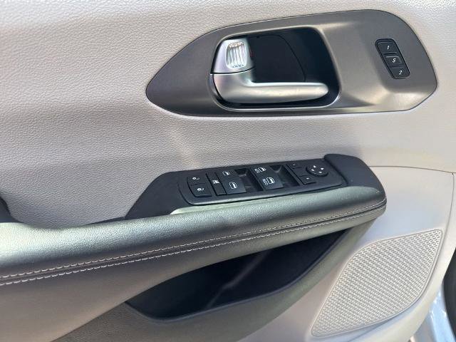 Used 2023 Chrysler Pacifica Touring-L FWD image 10