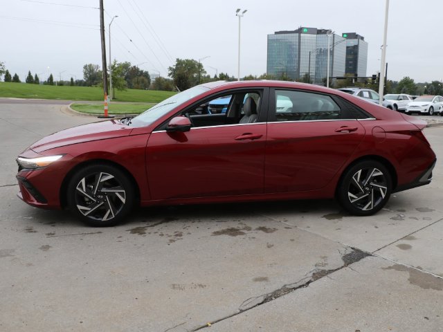 Used 2024 Hyundai Elantra Limited FWD image 4