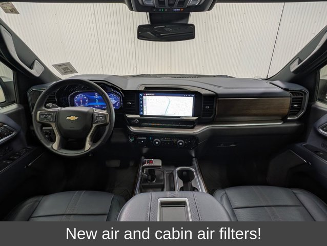 Used 2022 Chevrolet Silverado 1500 High Country w/ High Country Premium Package AWD/4WD image 3