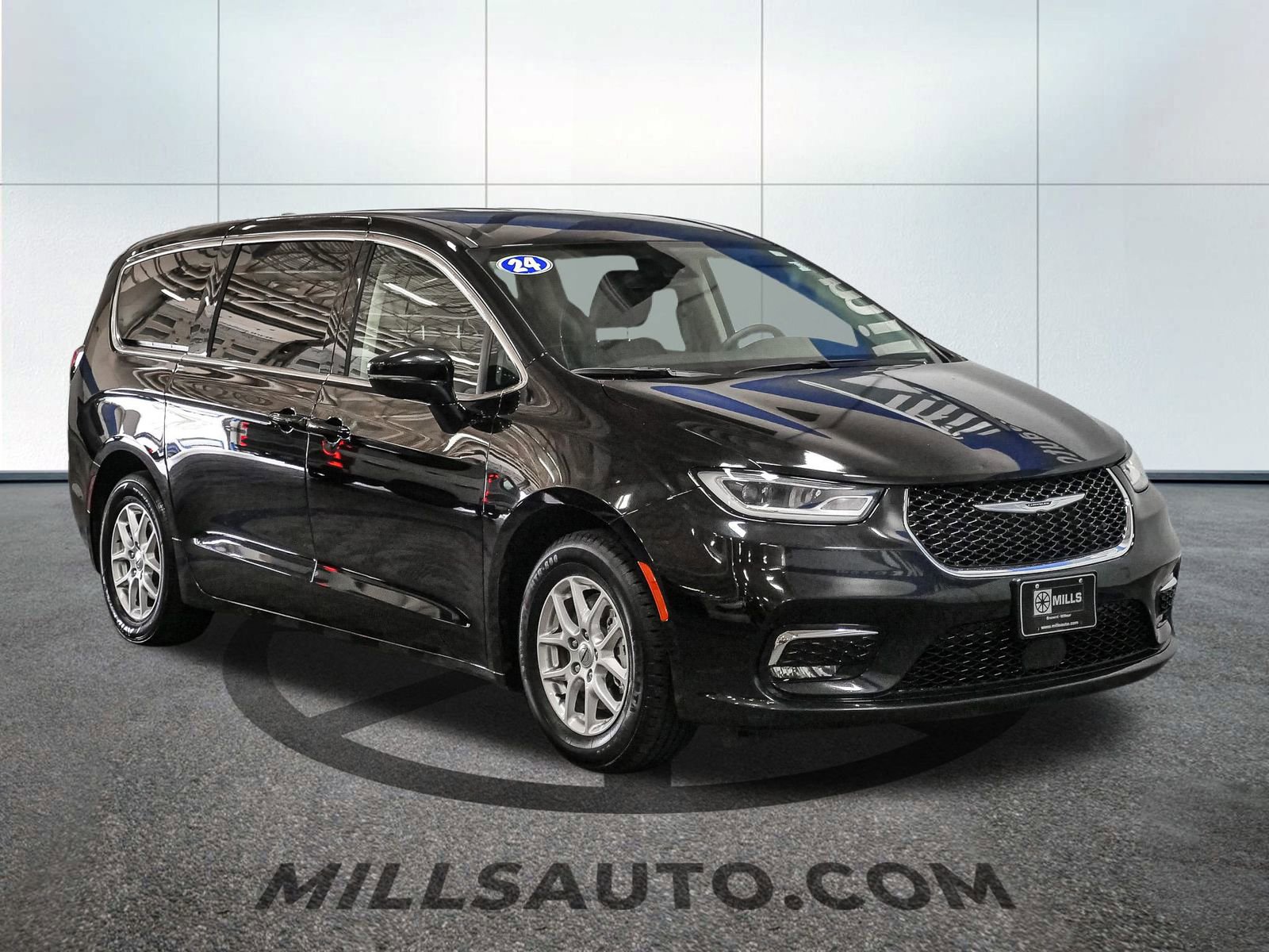 Used 2024 Chrysler Pacifica Touring-L image 11