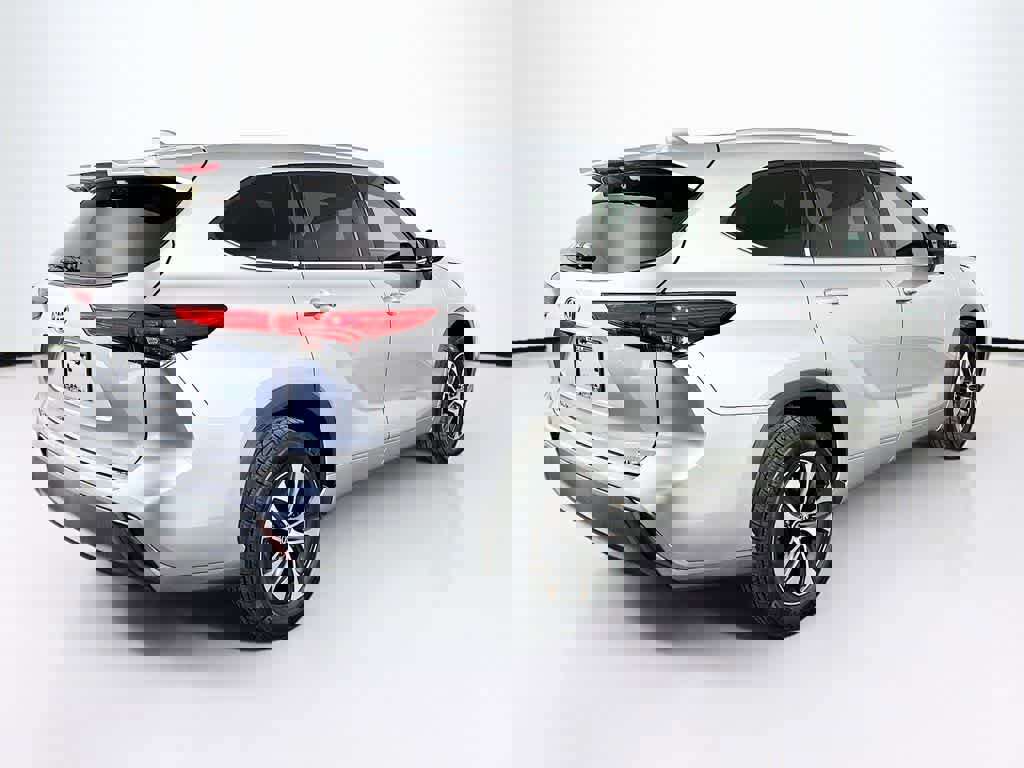 Used 2020 Toyota Highlander XLE image 25