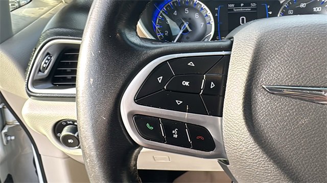 Used 2018 Chrysler Pacifica Touring-L image 18