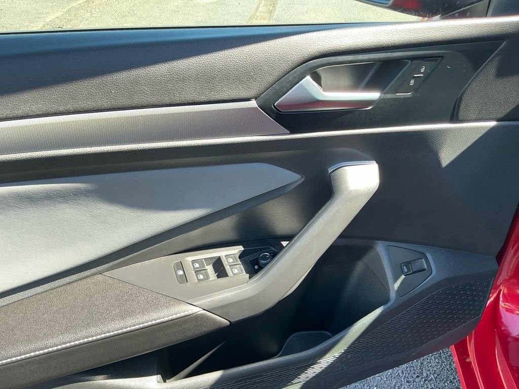 Used 2025 Volkswagen Jetta SE w/ Sunroof Package FWD image 16