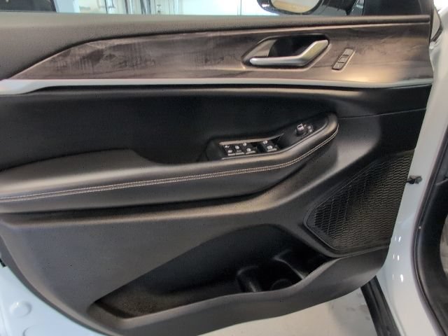 Used 2023 Jeep Grand Cherokee Limited AWD/4WD image 14