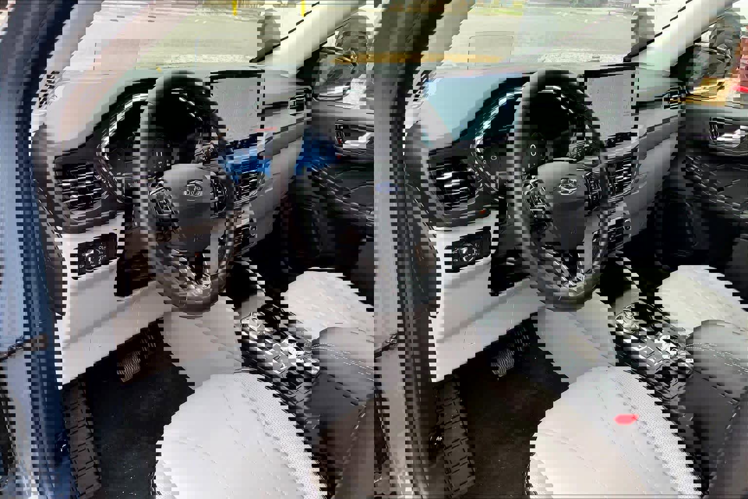 Certified 2025 Ford Escape SE w/ PHEV Premium Package image 17