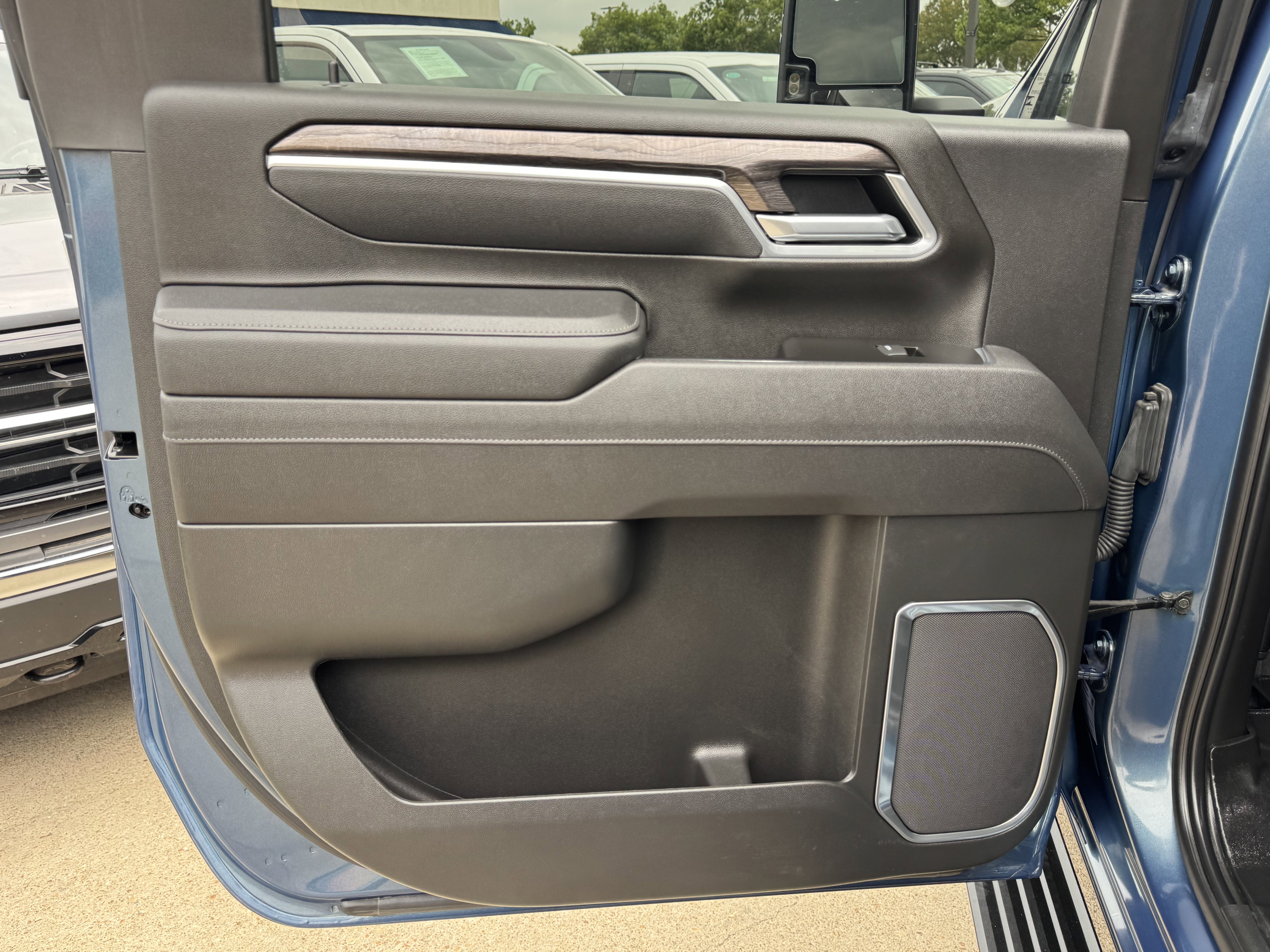 Used 2025 Chevrolet Silverado 2500 LTZ w/ LTZ Plus Package image 19