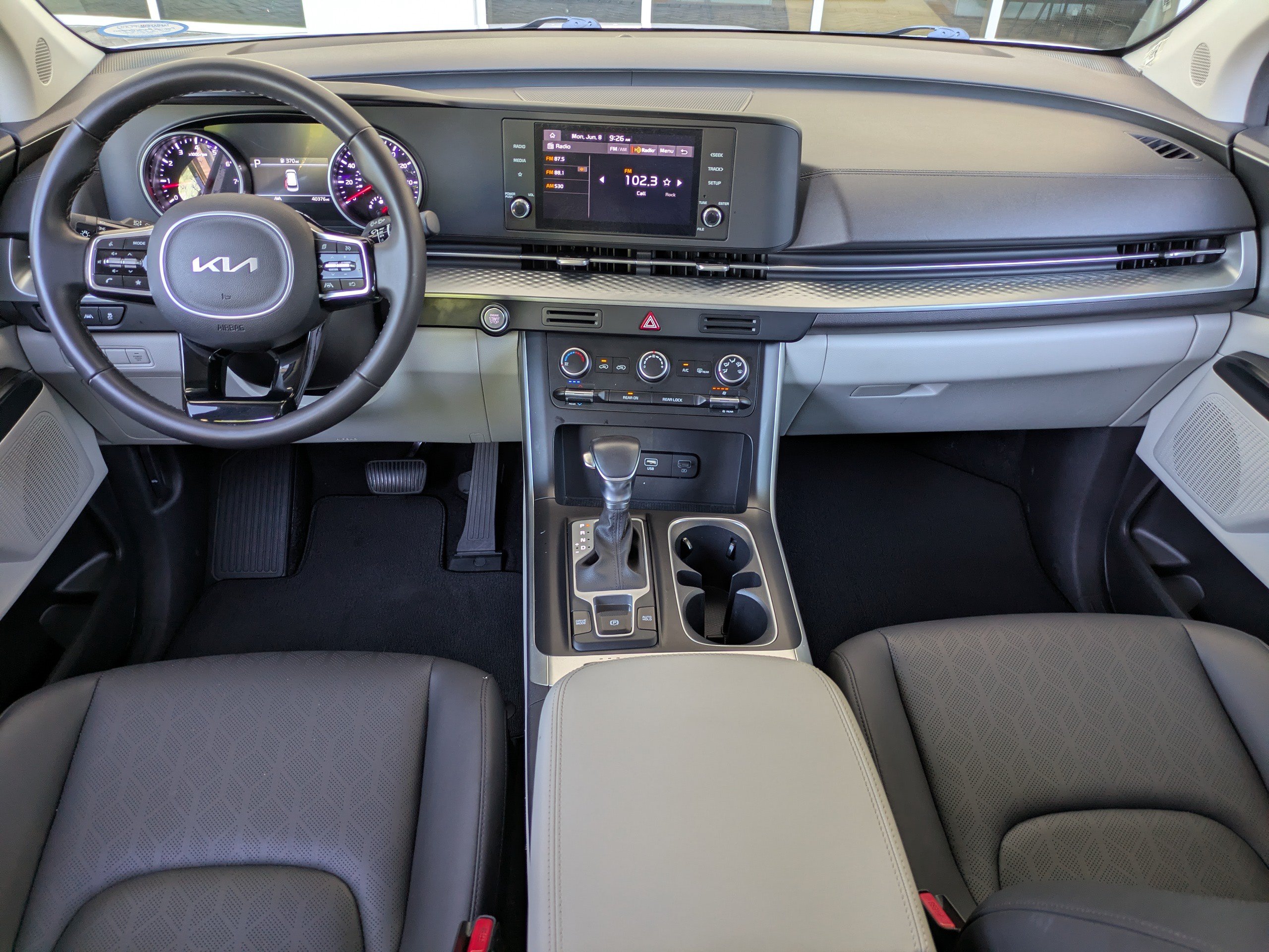Used 2024 Kia Carnival LX FWD image 16