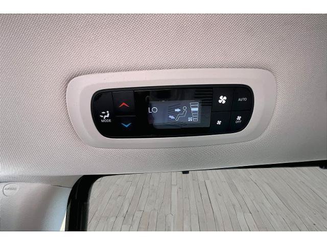 Used 2024 Chrysler Pacifica Touring-L FWD image 8