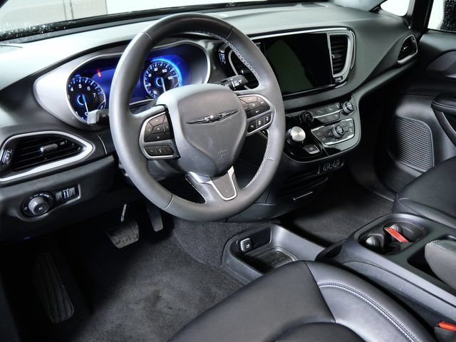 Used 2025 Chrysler Pacifica Select FWD image 3