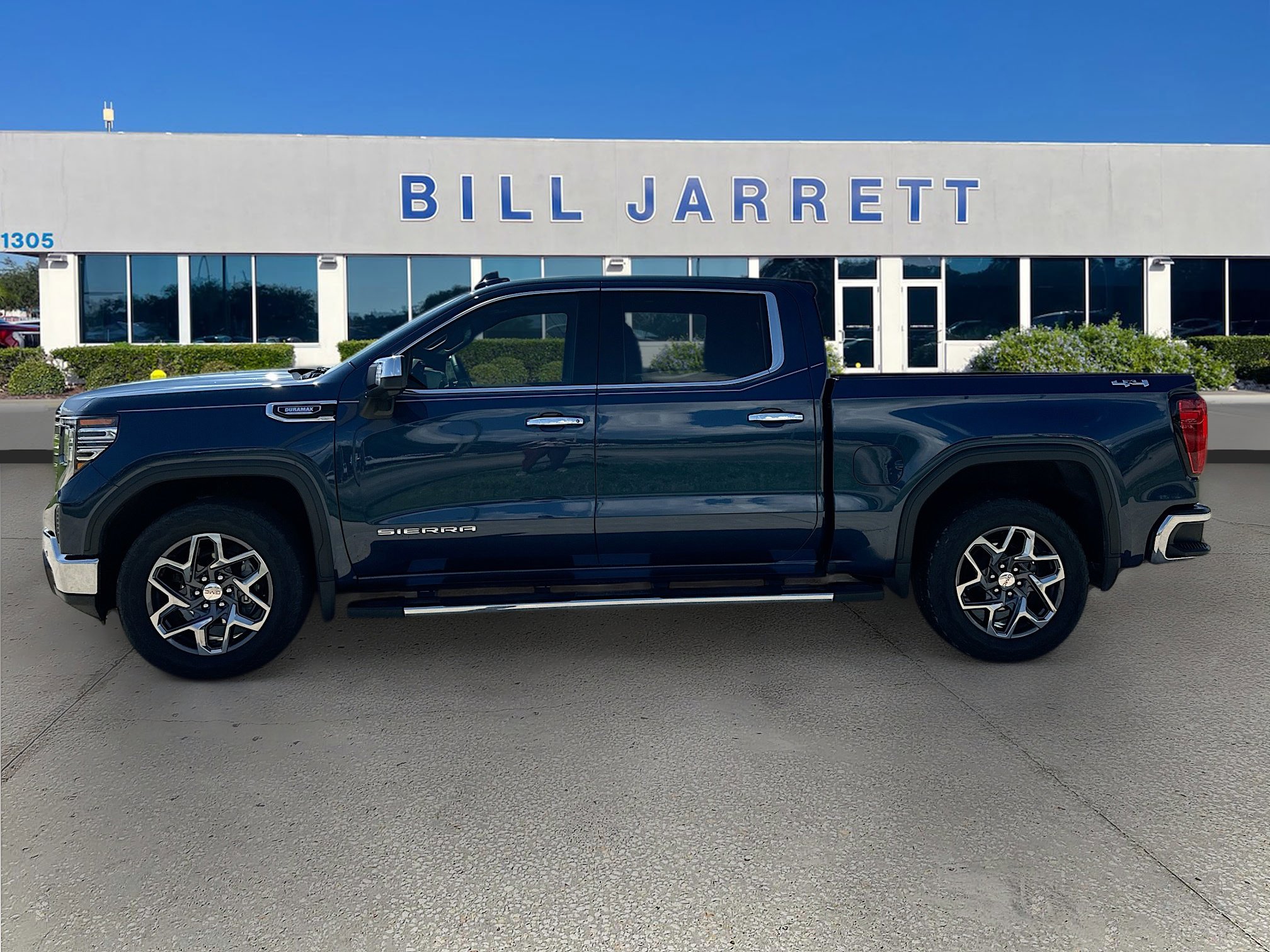 Used 2023 GMC Sierra 1500 SLT w/ SLT Premium Plus Package AWD/4WD image 4