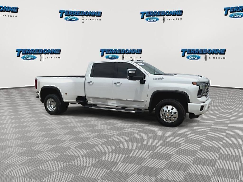 Used 2024 Chevrolet Silverado 3500 High Country w/ High Country Premium Package AWD/4WD image 2