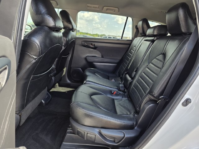 Used 2022 Toyota Highlander L FWD image 18