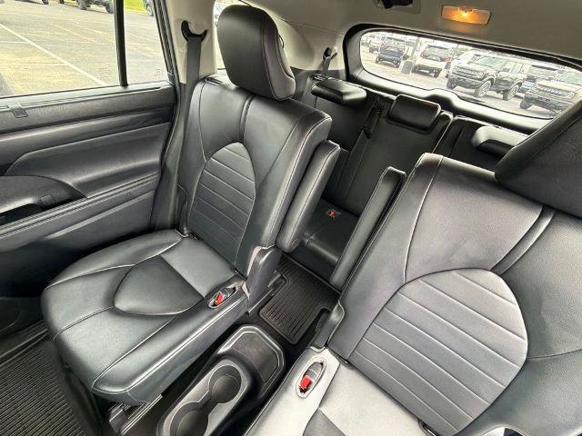 Used 2021 Toyota Highlander XLE AWD/4WD image 5