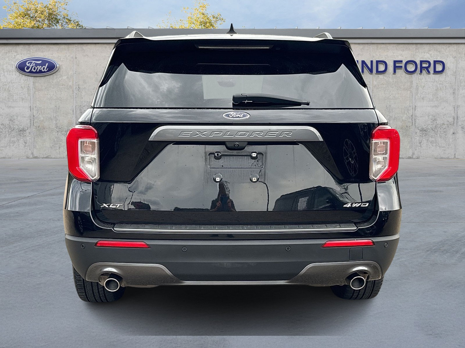 Certified 2023 Ford Explorer XLT w/ Equipment Group 202A AWD/4WD image 5