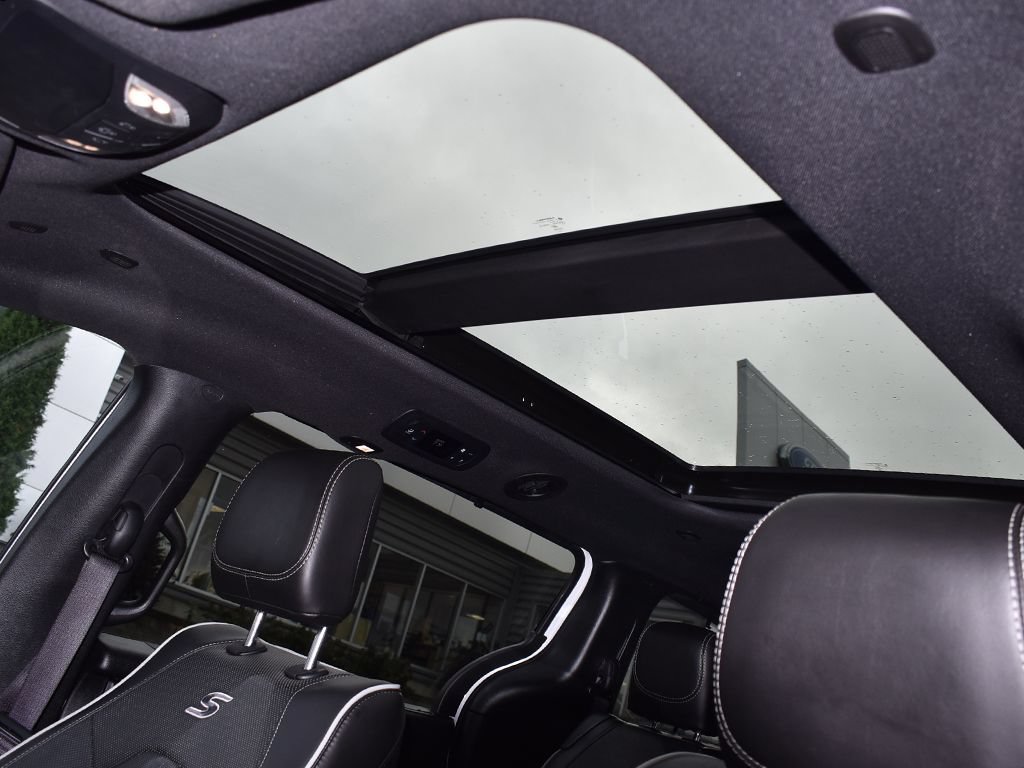 Used 2025 Chrysler Pacifica Limited FWD image 8
