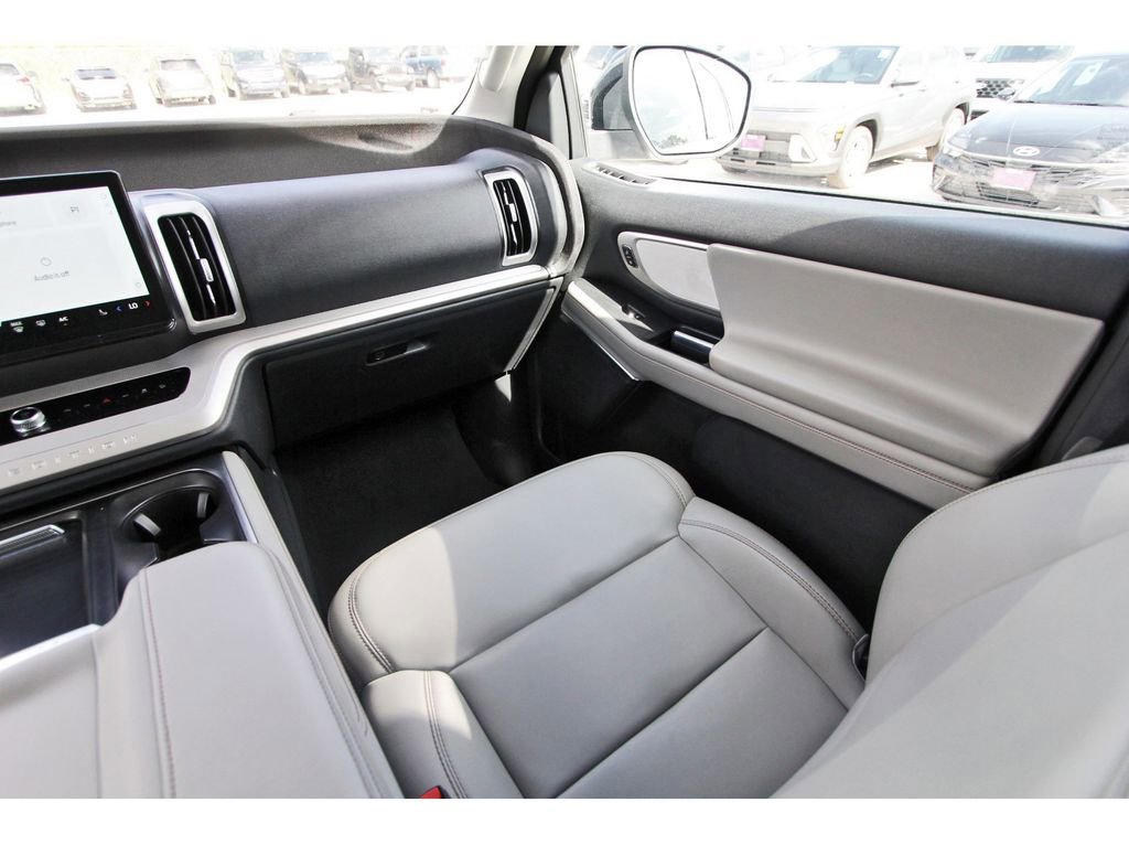 Certified 2025 Ford Expedition Active AWD/4WD image 13