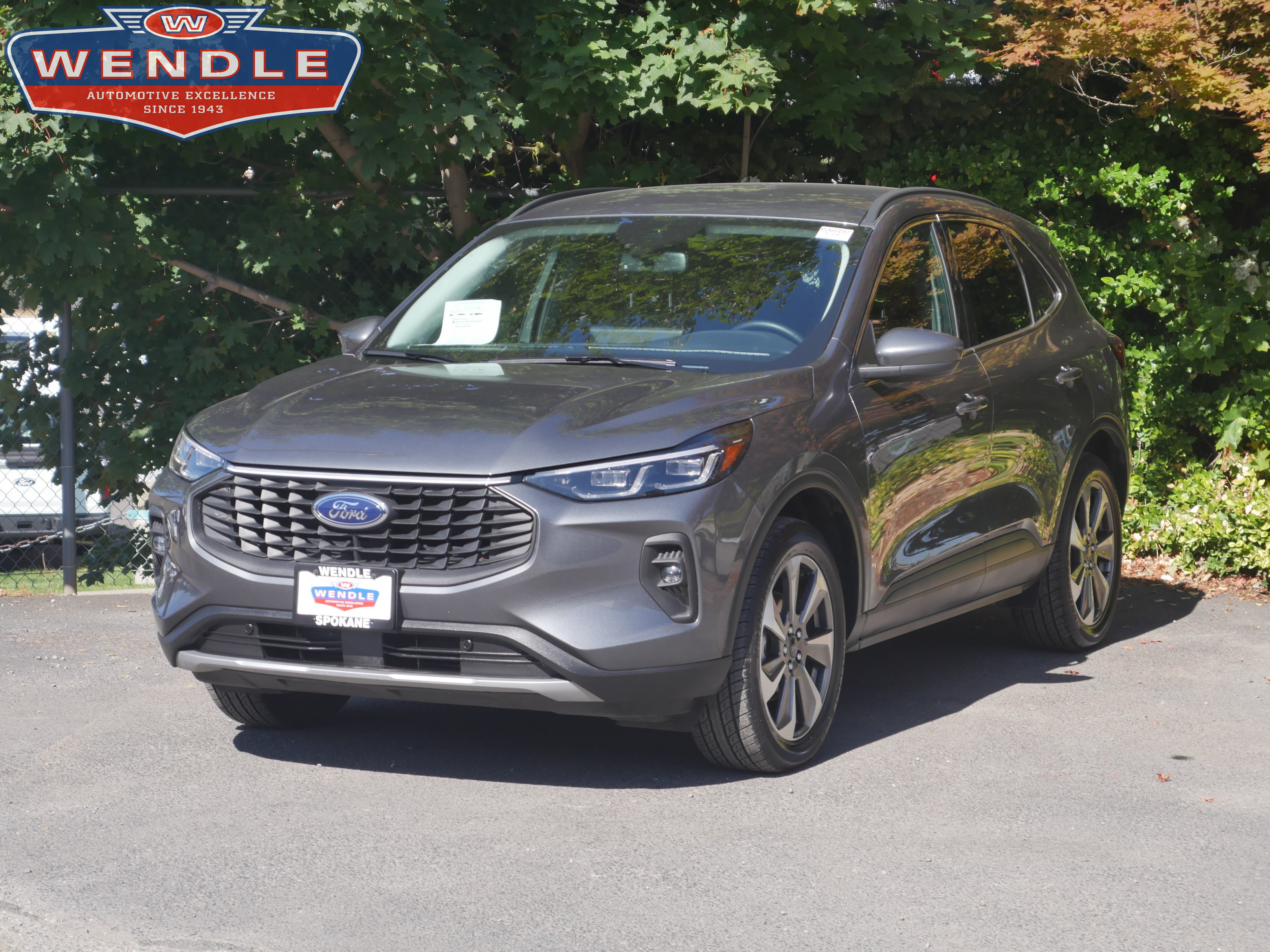 Certified 2025 Ford Escape Platinum AWD/4WD image 1