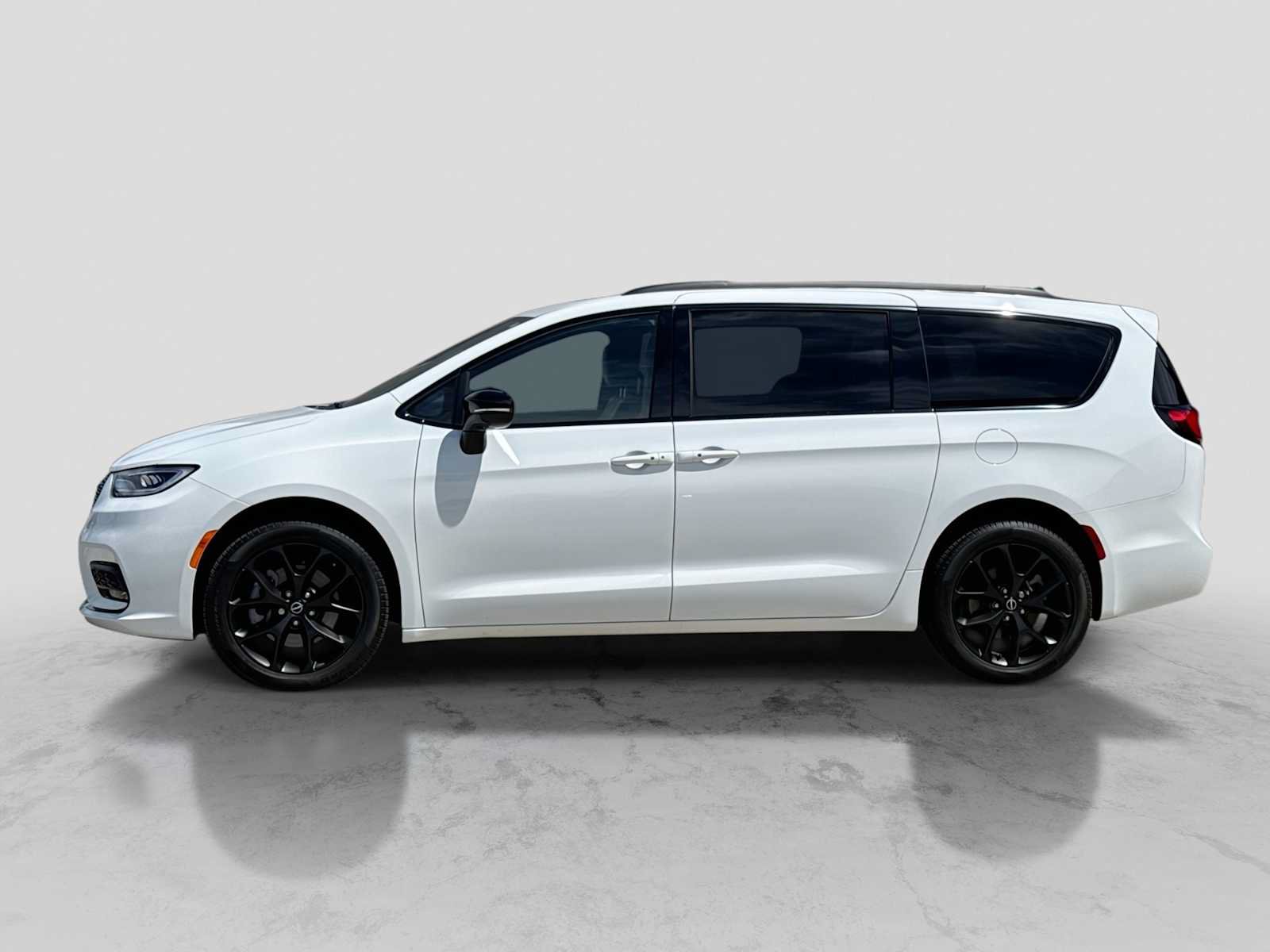 Used 2026 Chrysler Pacifica Limited w/ S Appearance Package AWD/4WD image 3