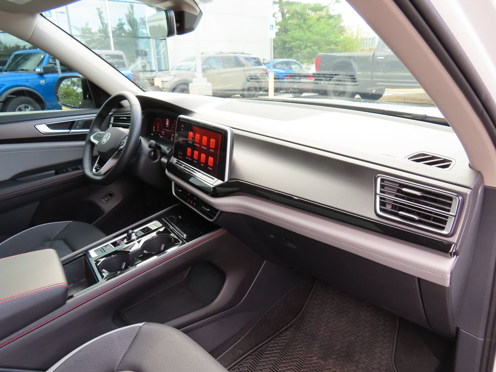 Used 2025 Volkswagen Atlas Peak Edition SE AWD/4WD image 19