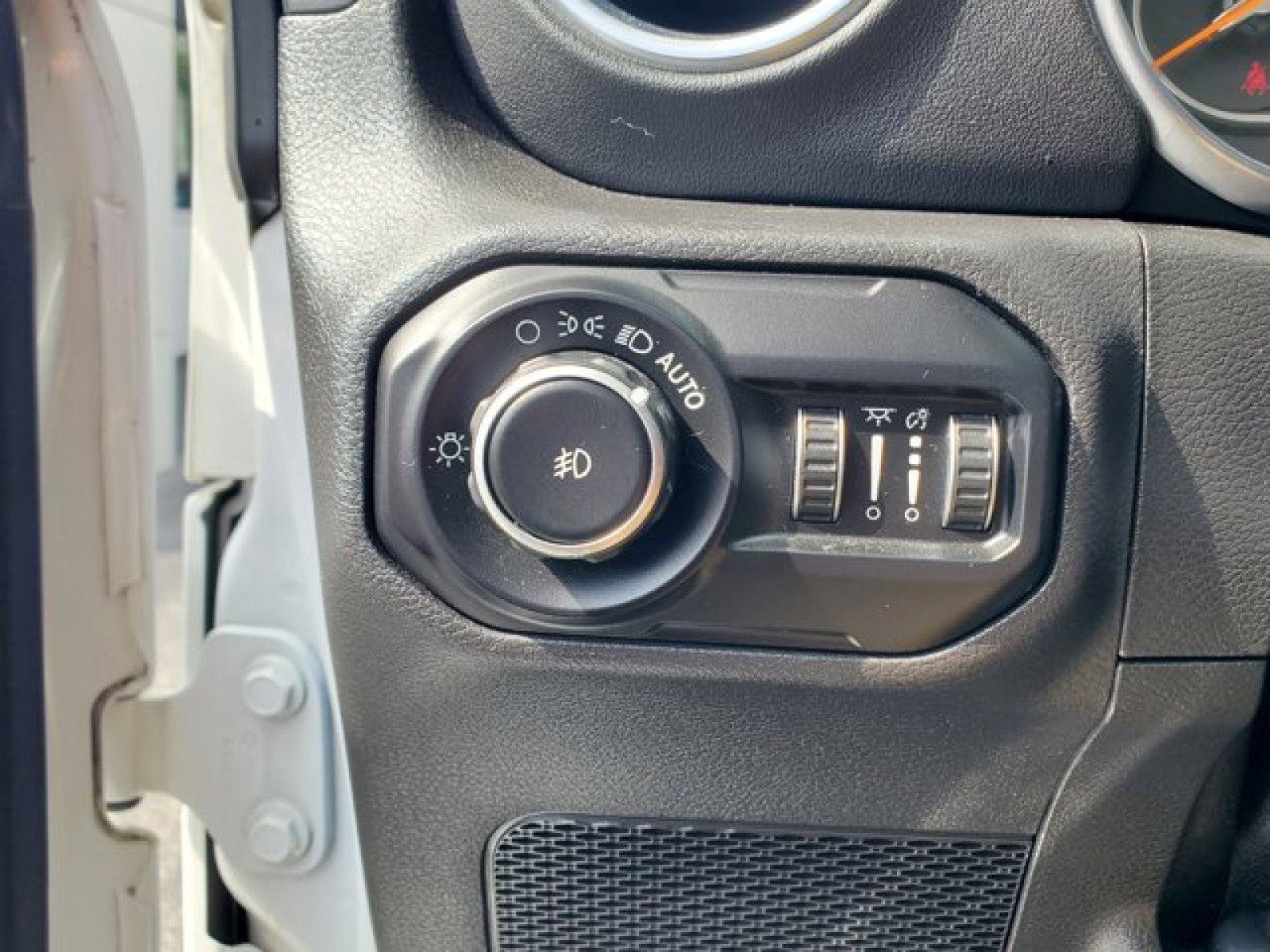 Used 2018 Jeep Wrangler Unlimited Sahara image 14