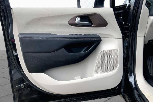Used 2023 Chrysler Voyager LX FWD image 21