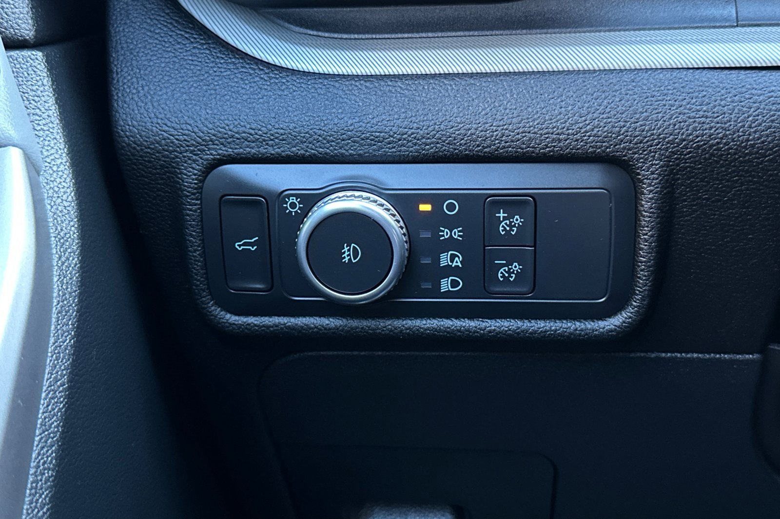 Certified 2022 Ford Explorer XLT w/ Equipment Group 202A image 30