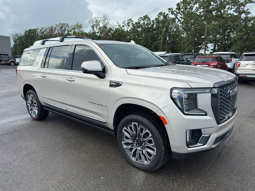 Used 2023 GMC Yukon XL Denali Ultimate AWD/4WD image 3