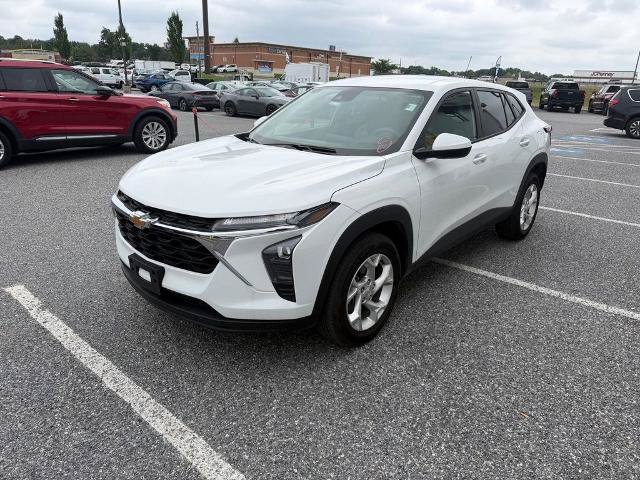 Used 2025 Chevrolet Trax LS w/ LS Convenience Package FWD image 4
