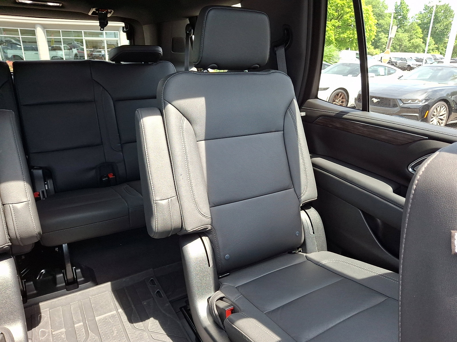 Used 2023 Chevrolet Tahoe Z71 w/ Luxury Package AWD/4WD image 19