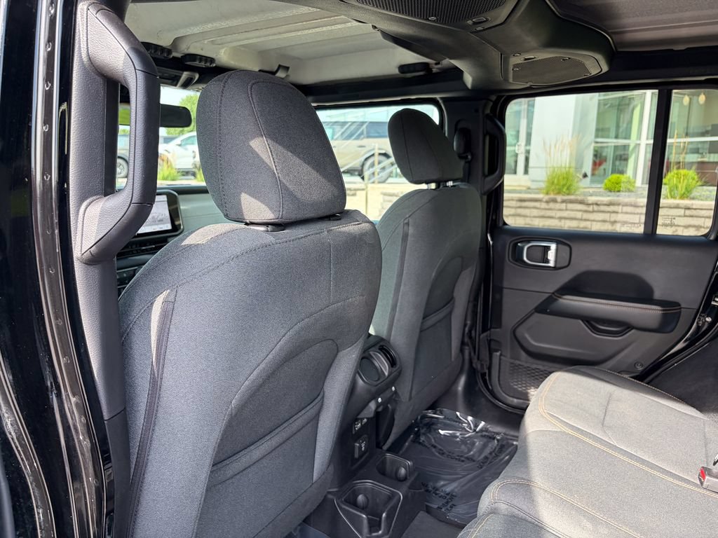 Used 2024 Jeep Wrangler Unlimited Sahara AWD/4WD image 14