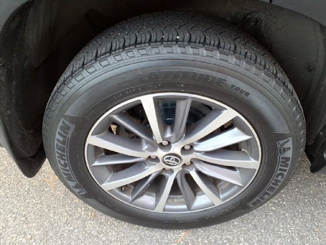 Used 2019 Toyota Highlander XLE w/ Carpet Mat Package (TMS) AWD/4WD image 11