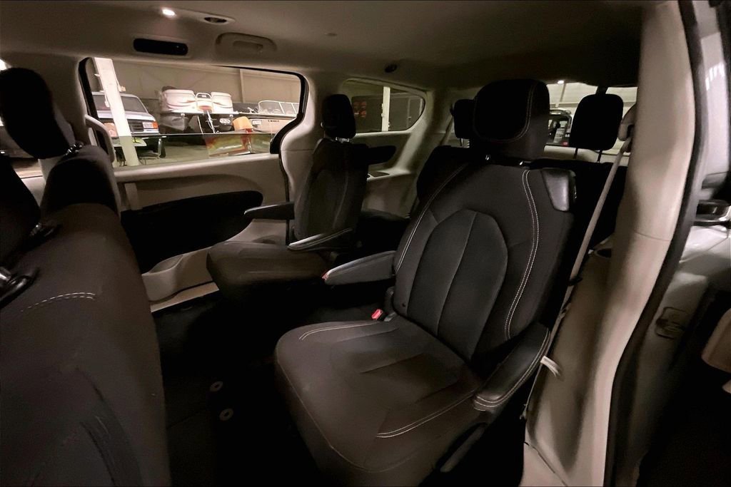 Used 2024 Chrysler Voyager LX image 24