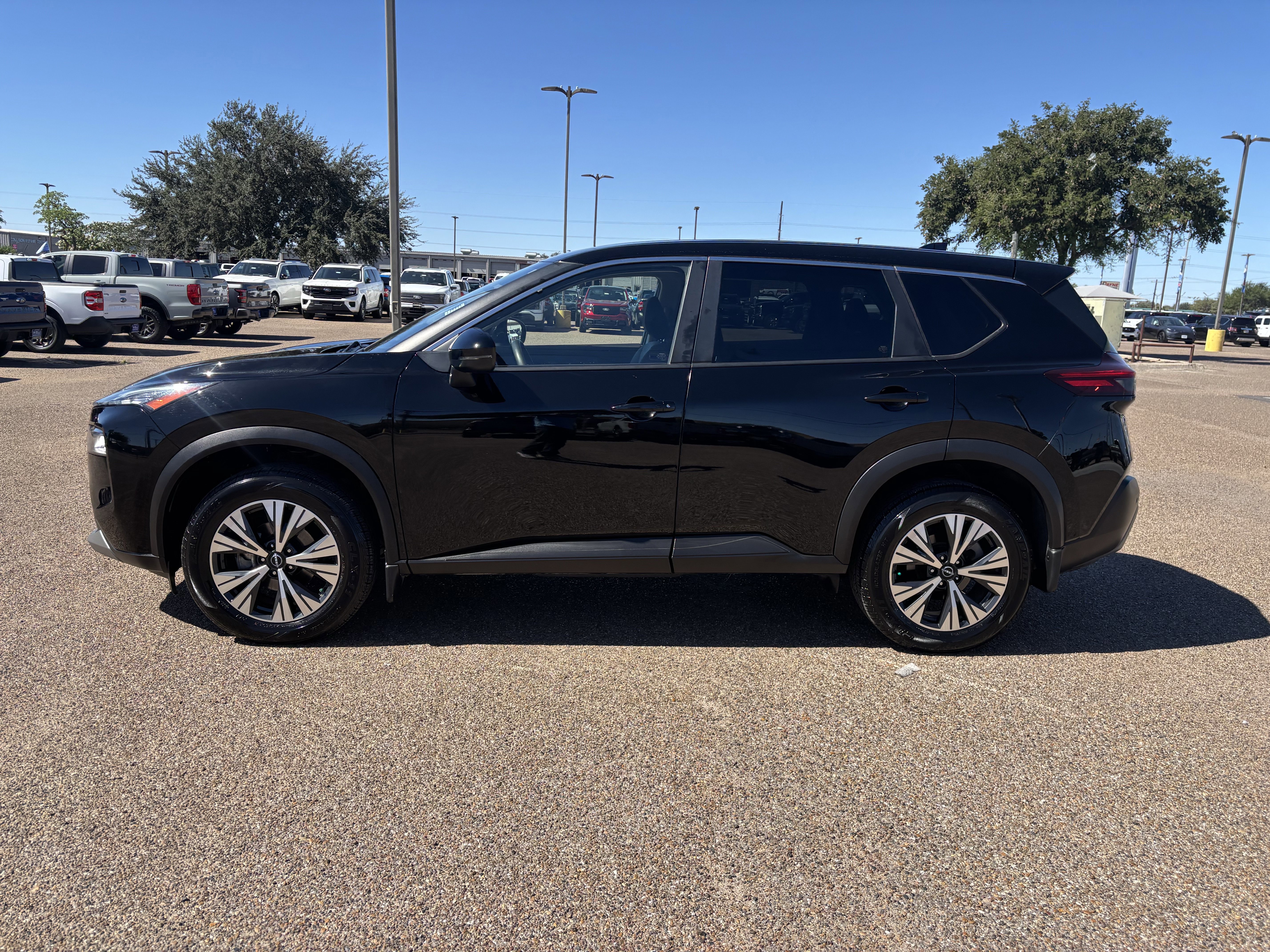 Used 2023 Nissan Rogue SV image 3
