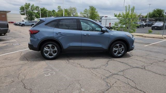 Certified 2025 Ford Escape ST-Line Select AWD/4WD image 16