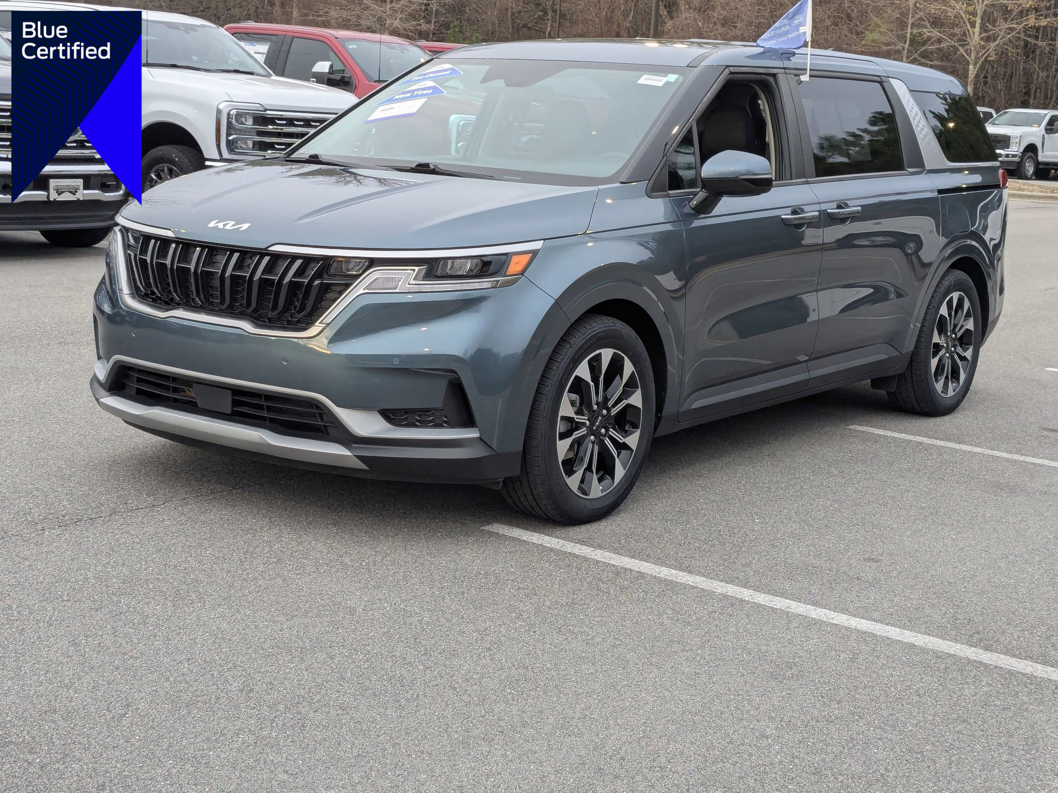 Used 2024 Kia Carnival EX image 1