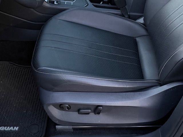 Used 2024 Volkswagen Tiguan SE w/ Panoramic Sunroof Package image 10