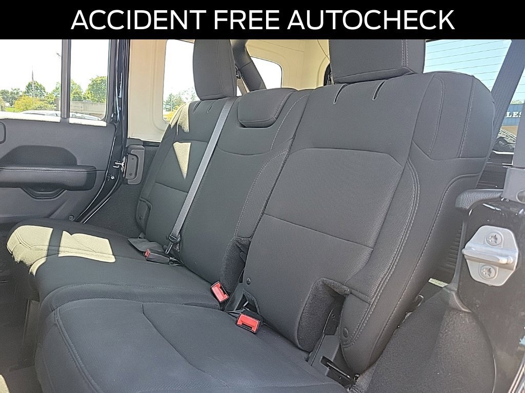 Used 2018 Jeep Wrangler Unlimited Sahara w/ Cold Weather Group AWD/4WD image 11
