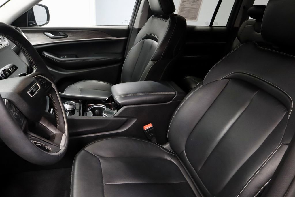 Used 2023 Jeep Grand Cherokee Limited image 25