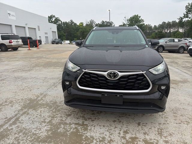 Used 2024 Toyota Highlander XLE AWD/4WD image 2